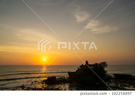 One of the world's three great sunset spots, the silhouette of the mysterious Tanah Lot Temple floating in the sea One of the world's three great sunset spots, the silhouette of the mysterious Tanah Lot Temple floating in the sea 102258897