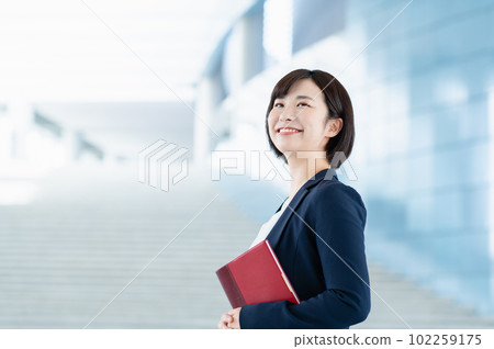 Young business woman working in the office 102259175