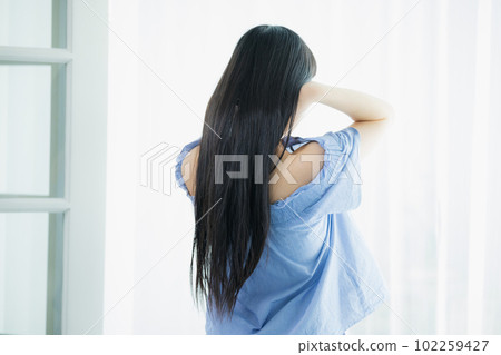 窗邊的長發女人 窗邊的長發女人 102259427