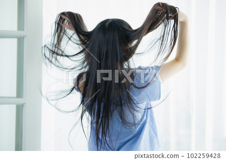 窗邊的長發女人 窗邊的長發女人 102259428