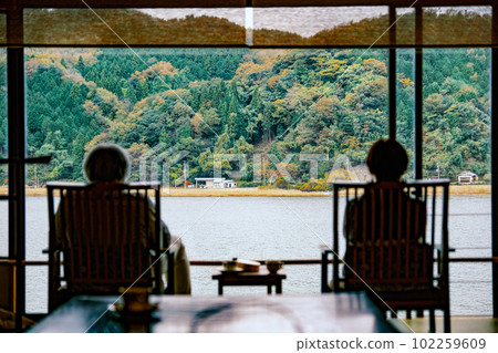 [#老兩口]一對老夫妻並肩坐在靠窗的椅子上 102259609