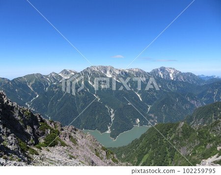 盛夏穿越北阿爾卑斯山（從山脊線到祖張山可以看到立山和劍山） 102259795