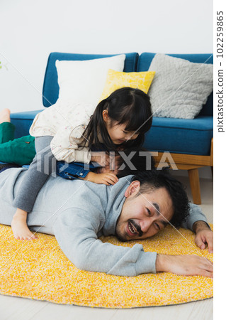 一個很難陪孩子玩耍的父親 102259865