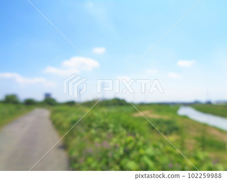 鋼塔白雲背景、路堤道路、河景模糊素材 102259988