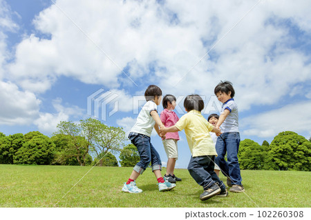 孩子們在新鮮的綠色公園玩 102260308