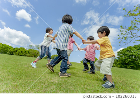 孩子們在新鮮的綠色公園玩 102260313