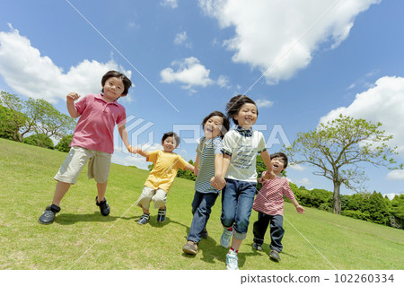 孩子們在新鮮的綠色公園玩 孩子們在新鮮的綠色公園玩 102260334