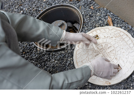 Cleaning a cesspool outside a detached house Cleaning a cesspool outside a detached house 102261237