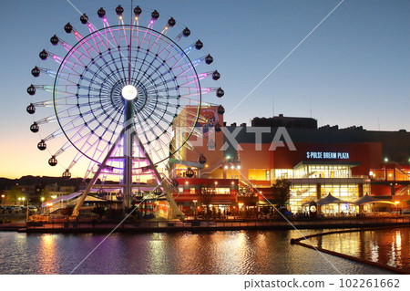 靜岡縣清水市 S-PULSE DREAM PLAZA 主題公園的摩天輪亮起燈光 102261662