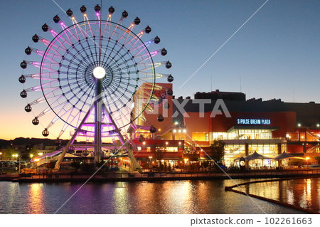Ferris wheel beautifully lit up at S-PULSE DREAM PLAZA theme park in Shimizu, Shizuoka Prefecture 102261663