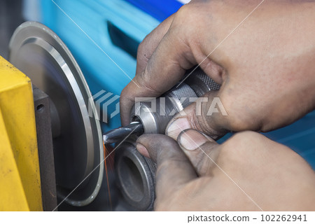 The tool regrinding process by machine operator. 102262941