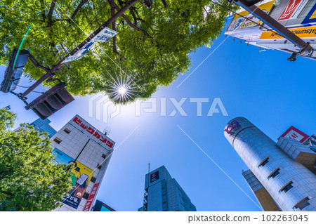 5 月在日本的東京城市景觀。澀谷109等閃耀著清新的綠色和耀眼的陽光...紫外線-小心中暑=2天 5 月在日本的東京城市景觀。澀谷109等閃耀著清新的綠色和耀眼的陽光...紫外線-小心中暑=2天 102263045