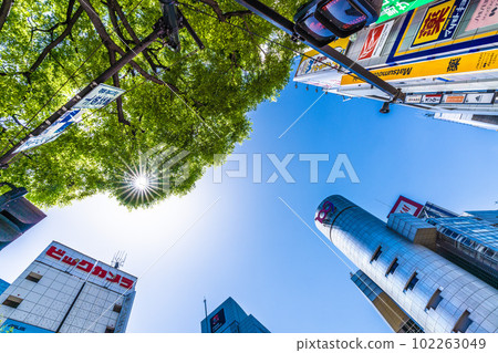 5 月在日本的東京城市景觀。澀谷109等閃耀著清新的綠色和耀眼的陽光...紫外線-小心中暑=2天 102263049
