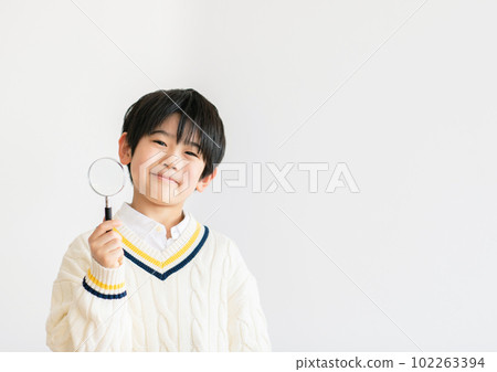 boy with magnifying glass 102263394