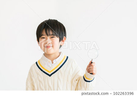 boy with magnifying glass 102263396