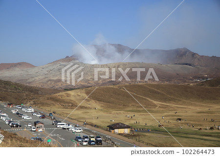 阿蘇中岳和草千里濱的景色 阿蘇中岳和草千里濱的景色 102264473