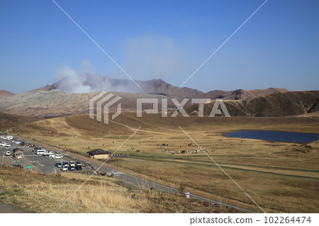 阿蘇中岳和草千里濱的景色 阿蘇中岳和草千里濱的景色 102264474