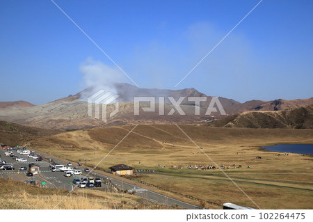 阿蘇中岳和草千里濱的景色 102264475