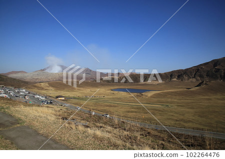 阿蘇中岳和草千里濱的景色 102264476