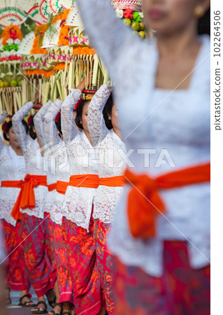 Procession of beautiful Balinese women in traditional costumes 102264506