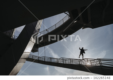 Parkour athlete performs a deadly stunt Parkour athlete performs a deadly stunt 102265148
