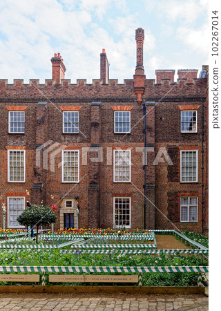 Interior Garden at Hampton Court Palace - London 102267014