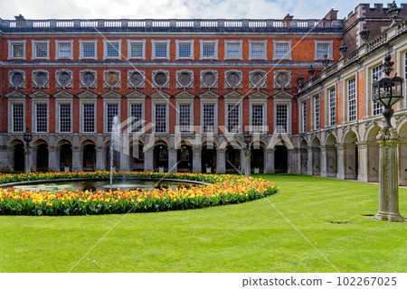 Fountain Court cloisters - Hampton Court Palace - London 102267025