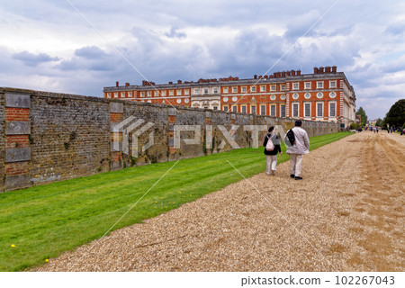 The Formal Gardens of Hampton Court Palace 102267043