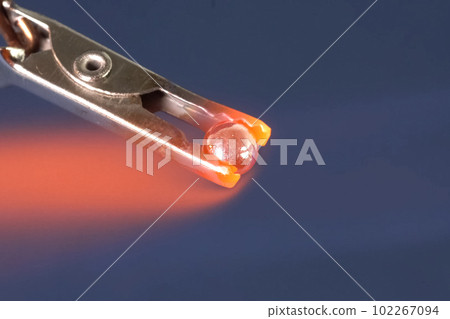 Platinum. Warmed to red bearing in nippers. Platinum. Warmed to red bearing in nippers. 102267094
