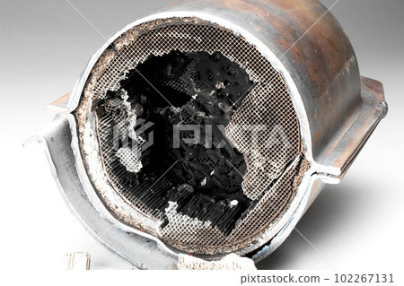 Cut muffler car with a platinum catalyst. 102267131