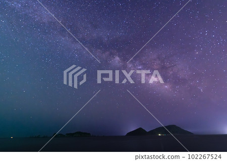 金星照亮了大海，銀河和燈塔在漫天繁星中流淌，大島由宮崎縣日南市伊崎花的七塊岩石組成。 102267524