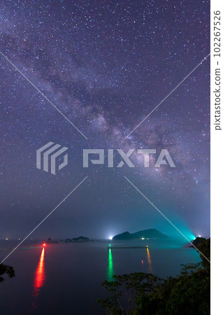 金星照亮了大海，銀河和燈塔在星空中側身流動，遍布大羽島，島上有七塊來自富士山的岩石。 102267526