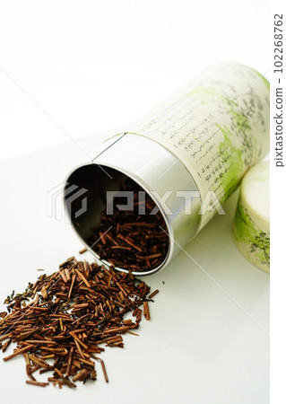 Hojicha, an amber Japanese green tea made from roasted tea leaves 102268762