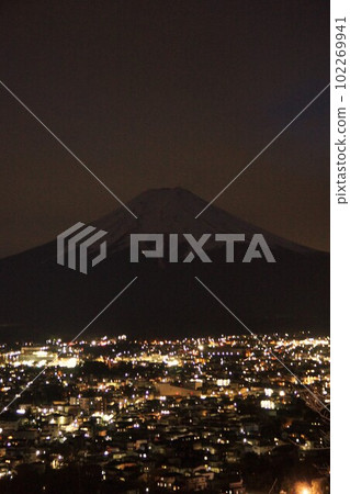 Scenery of Arakurayama Sengen Shrine at night Mt. Fuji at night Scenery of Arakurayama Sengen Shrine at night Mt. Fuji at night 102269941