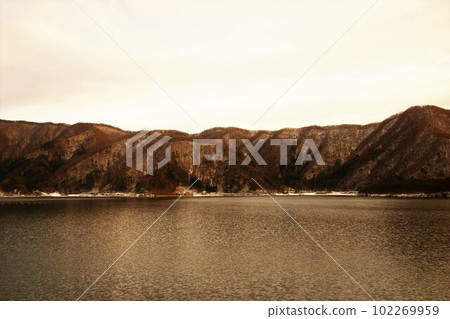 Scenery of Lake Saiko at dusk (Fuji Five Lakes) 102269959