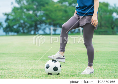 A Japanese woman wearing a uniform on a soccer field and practicing soccer and futsal 102270366