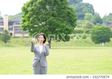 一個穿著西裝、擺出膽量姿勢的年輕女人 102270674