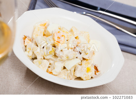 Salad with yogurt sauce 102271083