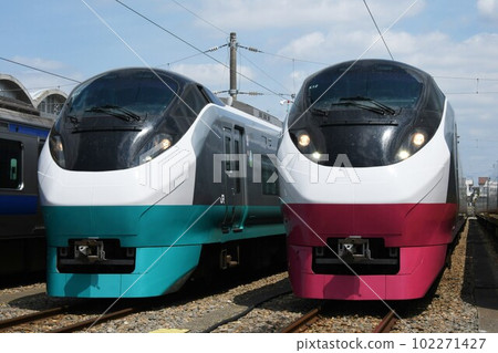 Green and red E657 series lined up at the depot 102271427