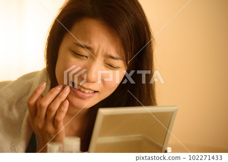 Photo of a woman with a toothache 102271433