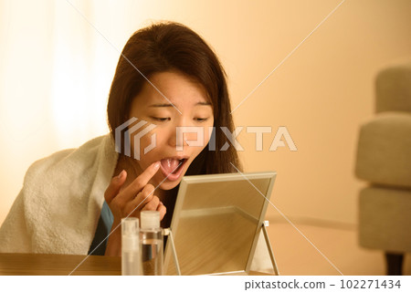 Photo of a woman with a toothache 102271434