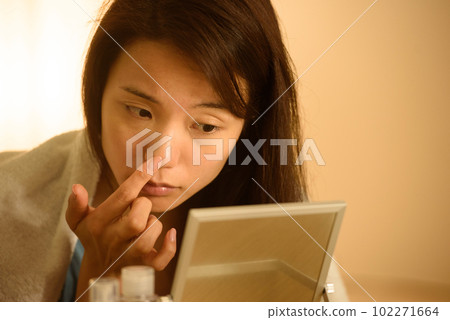 一個女人做皮膚護理的肖像 102271664