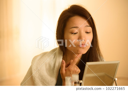 一個女人做皮膚護理的肖像 102271665