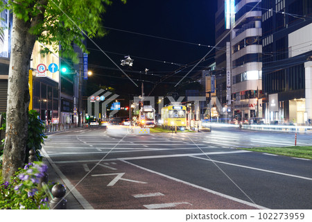 通町筋電車和熊本城夜景 102273959