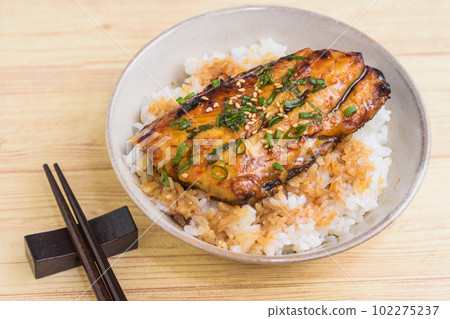 遠東青花魚蒲燒蓋飯 102275237