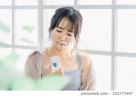 Japanese women (rough skin, allergies) who are troubled or troubled by the ingredient display of cosmetics and skin care products 102275497