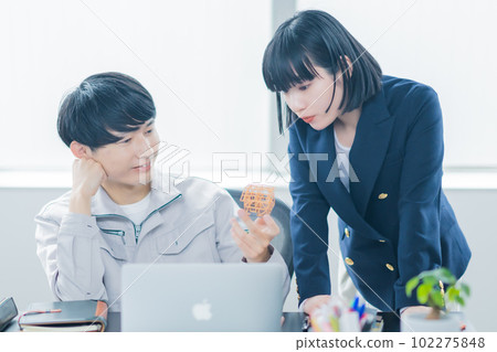 一位年輕女子向設計師諮詢設計 102275848