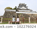Grandma having cherry blossom viewing at the castle 102276024