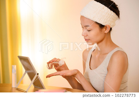 一個女人做皮膚護理的肖像 102278773