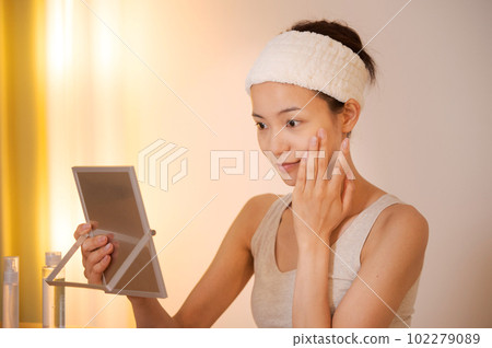 一個女人做皮膚護理的肖像 一個女人做皮膚護理的肖像 102279089